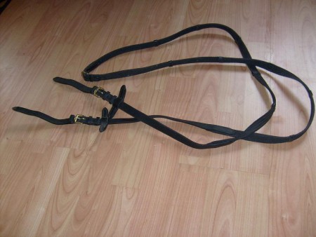 Stl full. Silver färgade spännen. Svarta. 20kr